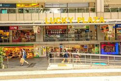 Lucky Plaza (D9), Retail #575758171